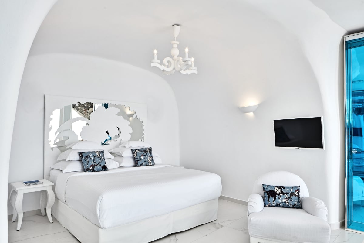 Greece_Canaves_Oia_Suites_Executive_Suite_with_cave_pool_fivestardestination_five_star_destination_24